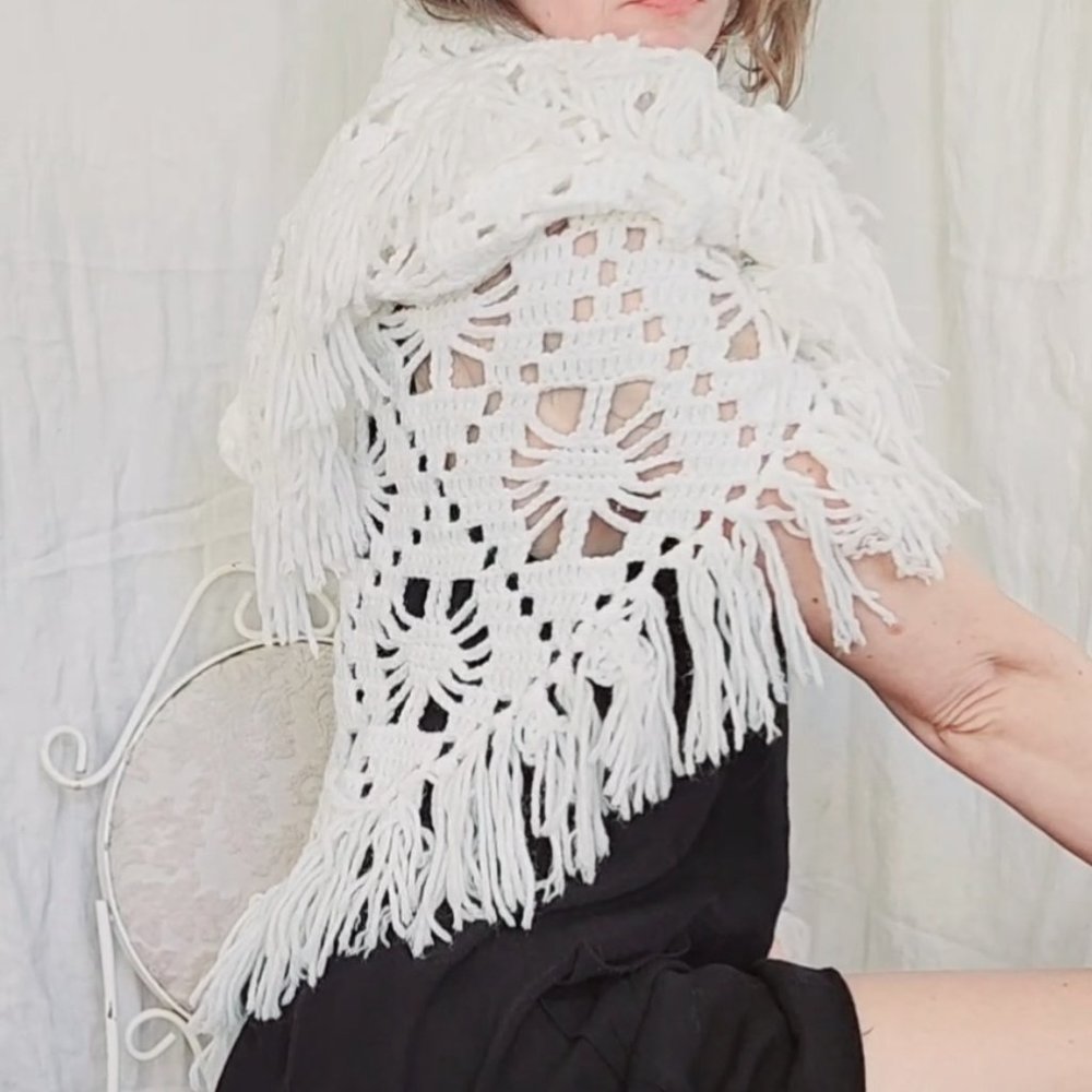 white cottagecore granny shawl, Vintage 1970 handmade fringe crochet shrug scarf - Picture 9 of 16